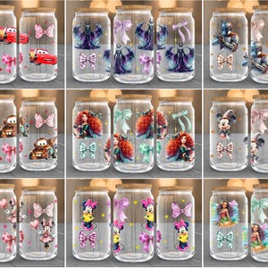 Puede incluir: Vasos de vidrio transparente en forma de lata con tapas de madera, con varios dise&ntilde;os. Los dise&ntilde;os incluyen coches de dibujos animados, personajes de Disney y lazos. Los vasos est&aacute;n decorados con gr&aacute;ficos coloridos y lazos.