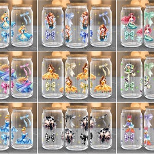 Puede incluir: Vasos de vidrio transparente con tapas de madera, cada uno adornado con un dise&ntilde;o de princesa diferente. Los dise&ntilde;os incluyen Cenicienta, Anna, Ariel y otros, junto con lazos y elementos decorativos. Ideales para los fans de las princesas Disney.