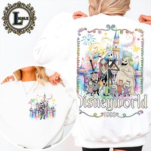 Puede incluir: Sudadera blanca con un gr&aacute;fico colorido de personajes de The Nightmare Before Christmas frente a un castillo. Tambi&eacute;n se muestra el texto "Disneyworld 1993". La sudadera tiene cuello redondo.