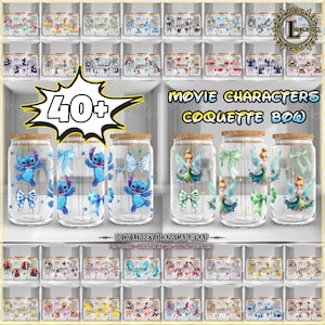 Puede incluir: Envolturas de latas de vidrio transparente con tapas de madera, con varios diseños de personajes de películas. Los diseños incluyen a Stitch con lazos azules y Campanilla con lazos verdes. El texto "40+" y "Movie Characters Coquette Bow" son visibles.
