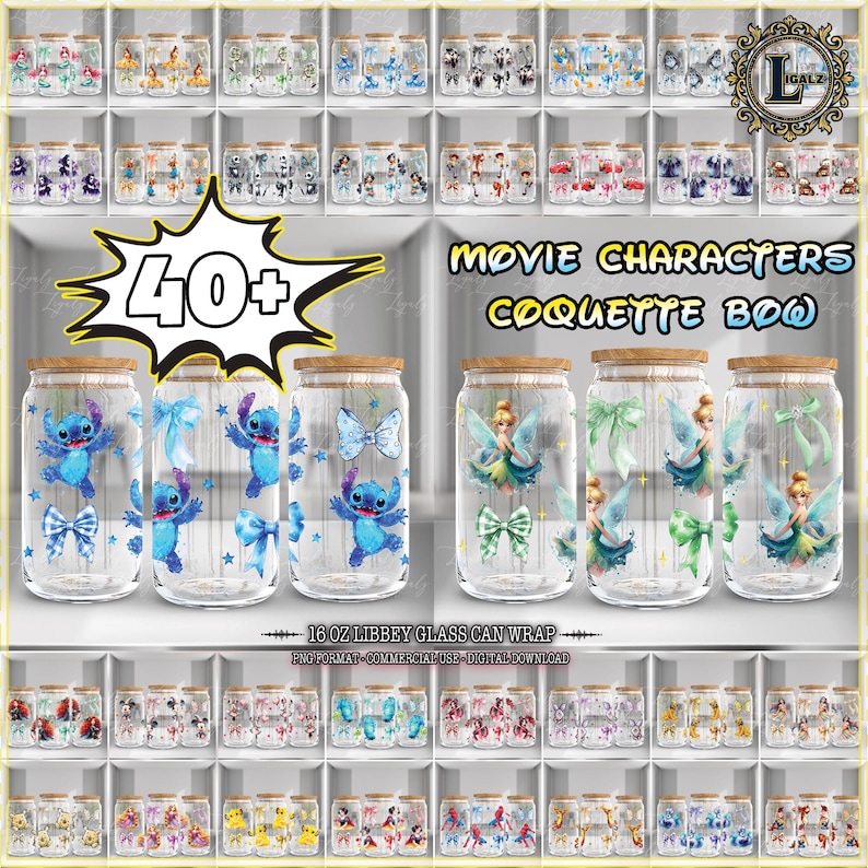 Puede incluir: Envolturas de latas de vidrio transparente con tapas de madera, con varios dise&ntilde;os de personajes de pel&iacute;culas. Los dise&ntilde;os incluyen a Stitch con lazos azules y Campanilla con lazos verdes. El texto "40+" y "Movie Characters Coquette Bow" son visibles.