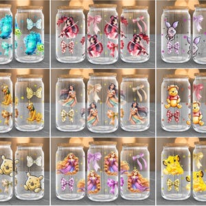 Puede incluir: Vasos de vidrio transparente en forma de lata con tapas de madera, decorados con varios personajes de dibujos animados y lazos. Los dise&ntilde;os incluyen un monstruo azul, una geisha, un conejito, un le&oacute;n, una princesa y Winnie the Pooh.