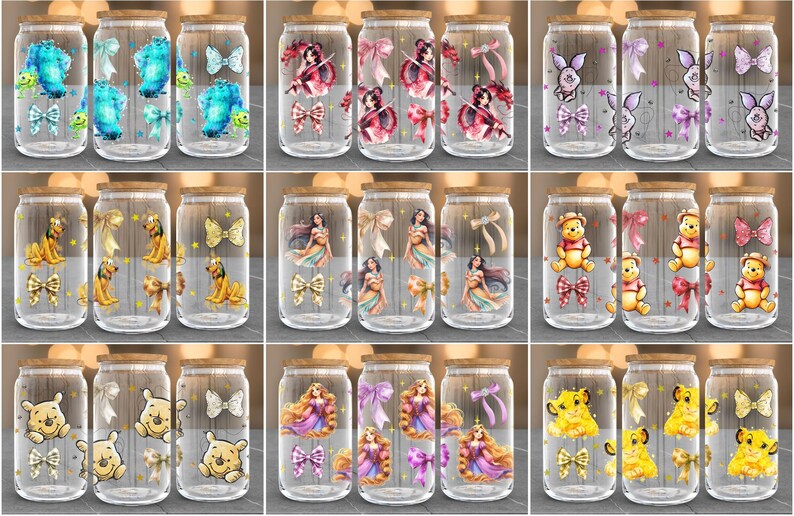 Puede incluir: Vasos de vidrio transparente en forma de lata con tapas de madera, decorados con varios personajes de dibujos animados y lazos. Los dise&ntilde;os incluyen un monstruo azul, una geisha, un conejito, un le&oacute;n, una princesa y Winnie the Pooh.
