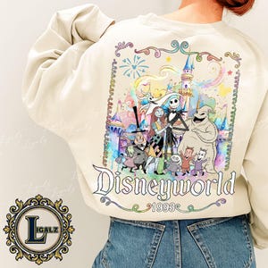 Puede incluir: Sudadera color crema con un gr&aacute;fico colorido de personajes de The Nightmare Before Christmas frente a un castillo. La palabra "Disneyworld" est&aacute; impresa debajo del gr&aacute;fico, con "1993" debajo.
