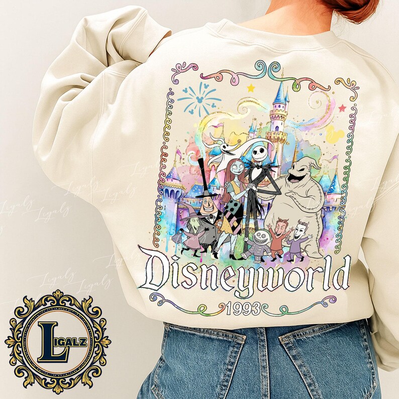 Puede incluir: Sudadera color crema con un gr&aacute;fico colorido de personajes de The Nightmare Before Christmas frente a un castillo. La palabra "Disneyworld" est&aacute; impresa debajo del gr&aacute;fico, con "1993" debajo.