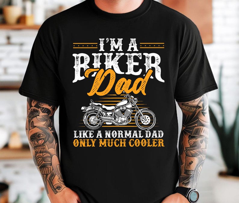 Puede incluir: Camiseta negra con un gr&aacute;fico de motocicleta y el texto "I'm a Biker Dad Like a normal dad only much cooler".