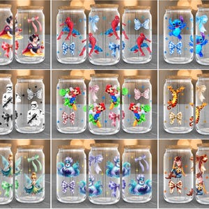 Puede incluir: Vasos de vidrio transparente en forma de lata con tapas de madera, cada uno decorado con dise&ntilde;os de personajes coloridos y lazos. Los dise&ntilde;os incluyen Blancanieves, Spider-Man, Stitch, Stormtroopers, Mario, Tigger, hadas, &Uacute;rsula y otros personajes.