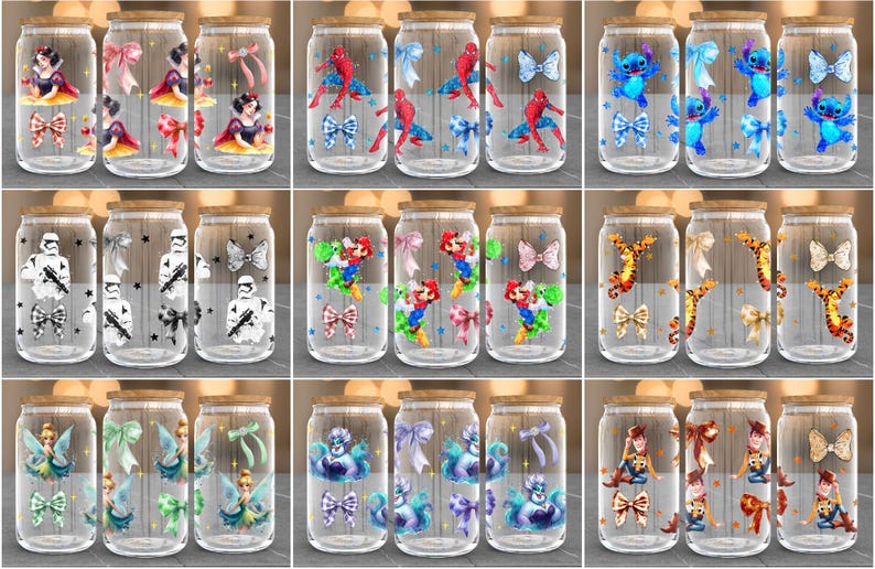 Puede incluir: Vasos de vidrio transparente en forma de lata con tapas de madera, cada uno decorado con dise&ntilde;os de personajes coloridos y lazos. Los dise&ntilde;os incluyen Blancanieves, Spider-Man, Stitch, Stormtroopers, Mario, Tigger, hadas, &Uacute;rsula y otros personajes.