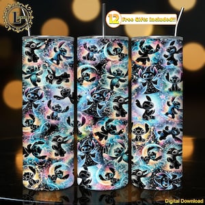 Puede incluir: Tres vasos de acero inoxidable con un diseño colorido con el personaje Stitch de Lilo & Stitch. El diseño incluye a Stitch en varias poses sobre un fondo estrellado con lunas y planetas. Los vasos tienen una pajita y el texto "12 Free Gifts Included!!".