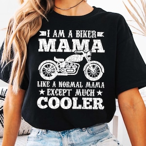 Puede incluir: Camiseta negra con un gr&aacute;fico blanco de una motocicleta y el texto "I am a biker mama like a normal mama except much cooler".