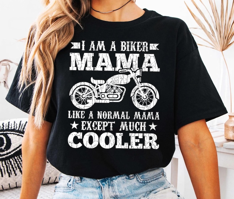 Puede incluir: Camiseta negra con un gr&aacute;fico blanco de una motocicleta y el texto "I am a biker mama like a normal mama except much cooler".