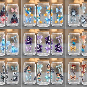 Puede incluir: Vasos de vidrio transparente con tapas de madera, decorados con varios personajes de dibujos animados y lazos. Los dise&ntilde;os incluyen Darth Vader, Elsa, Pato Donald, Eeyore, etc. Cada vaso mide unos 15 cm de alto.