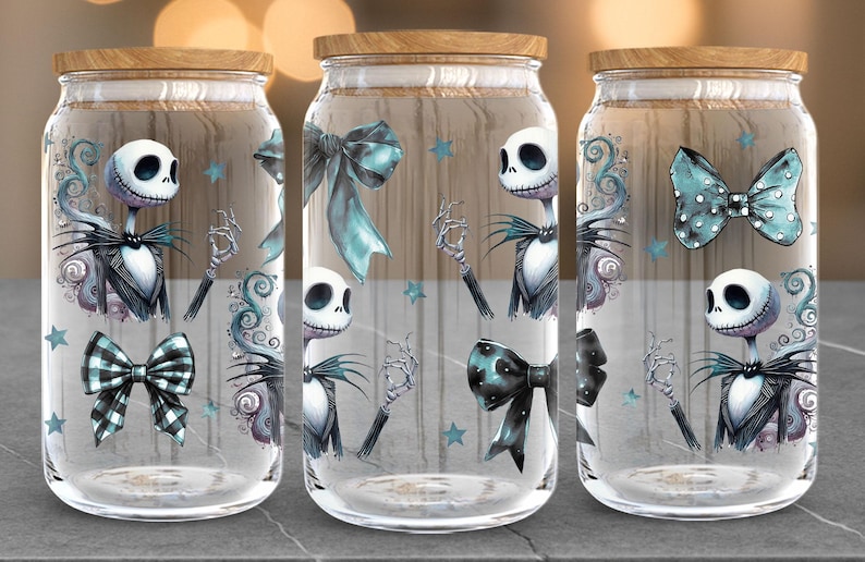 Puede incluir: Tres frascos de vidrio con tapas de madera, decorados con un dise&ntilde;o de Jack Skellington. Cada frasco presenta un lazo, estrellas y la imagen de Jack. Los frascos son transparentes.
