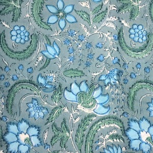 Blauer Blockdruckstoff mit Blumenmuster, Baumwollstoff in großen Mengen, Nähstoff, Quiltstoff, Polsterstoff, Kleiderstoff, pflanzengefärbt