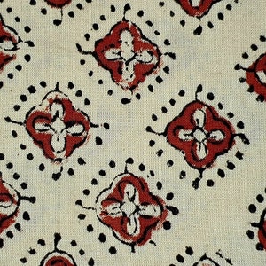 Beige rode blokprintstof, op maat gesneden Indiase bloemenstof, stof voor kleermakerij, bekledingsstof, stof voor naaien, quilten