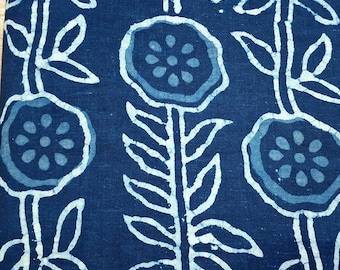 Tela estampada floral azul índigo, ideal para confección de ropa, cortinas, tapicería, acolchado, manteles, tela cortada a medida, tela india