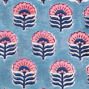 Tessuto stampato floreale indiano blu e rosa tagliato su misura, tessuto per sartoria, tessuto per cucire, abbigliamento, tessuto per tende, tessuto per tappezzeria