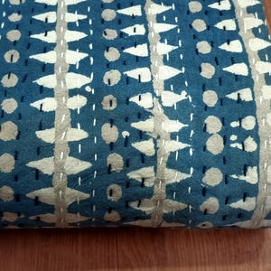 Puede incluir: Una colcha kantha azul y blanca con un patr&oacute;n geom&eacute;trico. La colcha est&aacute; hecha de algod&oacute;n y est&aacute; cosida a mano.