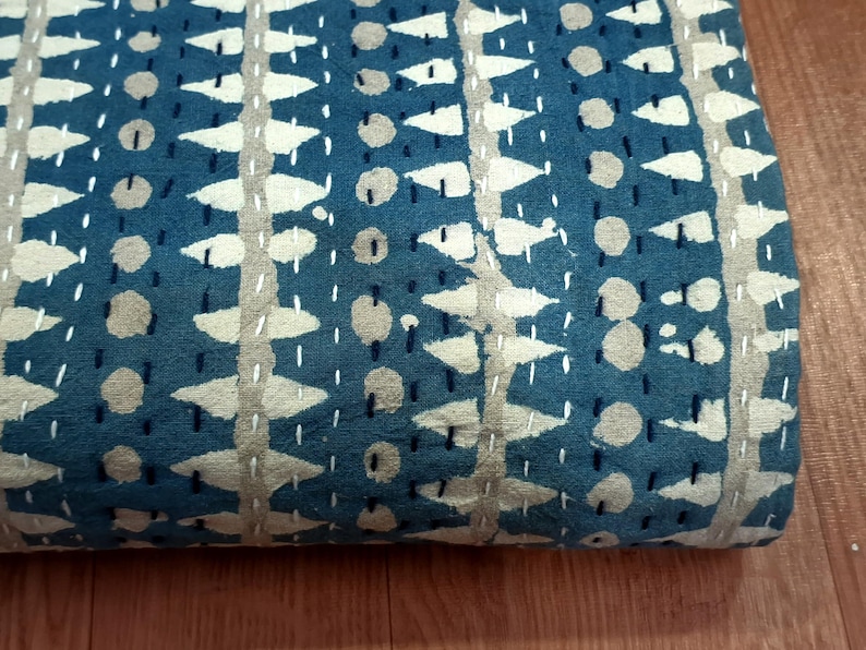 Puede incluir: Una colcha kantha azul y blanca con un patr&oacute;n geom&eacute;trico. La colcha est&aacute; hecha de algod&oacute;n y est&aacute; cosida a mano.
