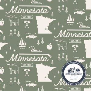 以下が含まれることがあります： 「Minnesota」の文字が筆記体で繰り返されるパターン。州の地図の輪郭、リンゴ、ヨット、魚、その他の白いアイコンが、くすんだ緑色の背景に描かれています。「EST. 1858」の文字も含まれています。