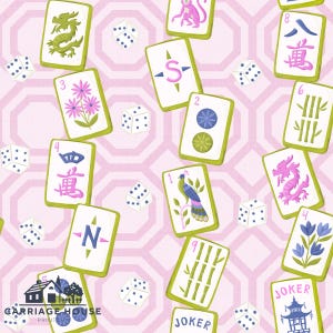 Puede incluir: Un patr&oacute;n con varias fichas de Mahjong con ilustraciones de dragones, flores y bamb&uacute;, junto con dados. Las fichas tienen un fondo blanco con bordes verdes y est&aacute;n dispersas sobre un fondo geom&eacute;trico rosa. El texto "JOKER" y "CARRIAGE HOUSE PRINTS" son visibles.