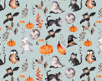 Pode incluir: Padrão repetitivo com ilustrações temáticas de Halloween. O design inclui abóboras laranja, gatos pretos, morcegos, corujas, fantasmas e múmias, juntamente com luas e folhagens de outono, tudo sobre um fundo azul claro.