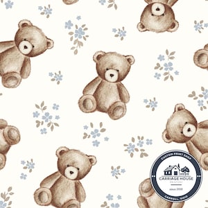 Puede incluir: Patrón repetitivo de osos de peluche marrones y detalles florales azules sobre fondo blanco. Los osos están dibujados en un estilo suave y sombreado. El diseño incluye un logotipo circular con texto.