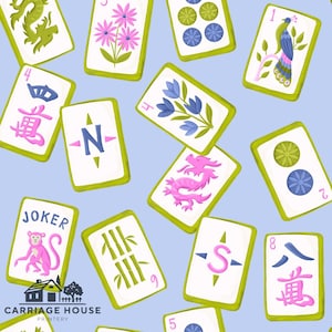 Op de afbeelding: Een patroon van kleurrijke Mahjong-tegels met diverse illustraties, waaronder bloemen, draken en bamboe. De tegels hebben een witte achtergrond met groene randen en zijn verspreid op een lichtblauwe achtergrond. Sommige tonen cijfers en Chinese karakters.