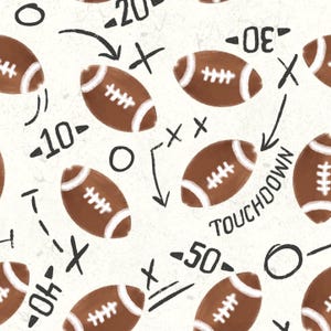 Könnte beinhalten: Ein sich wiederholendes Muster aus braunen American-Football-Bällen mit weißen Schnürsenkeln auf cremefarbenem Hintergrund. Schwarze Pfeile, Kreise und das Wort „TOUCHDOWN“ sind über das Design verstreut. Zahlen wie 10, 20, 30, 40 und 50 sind ebenfalls vorhanden.
