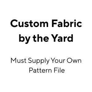 以下が含まれることがあります： 白い背景に黒い文字で「Custom Fabric by the Yard」と書かれ、その下に「Must Supply Your Own Pattern File」と記されたグラフィックサイン。文字は中央揃えで、すっきりとしたサンセリフ体のフォントで表示されています。