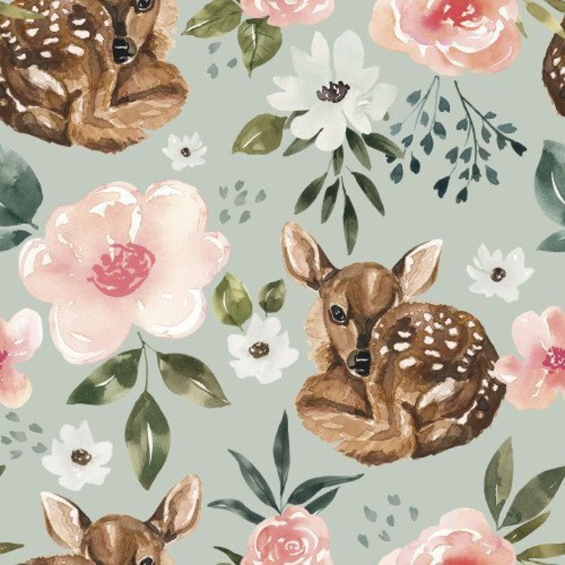 K&ouml;nnte beinhalten: Ein nahtloses Muster mit Aquarell-Illustrationen von Rehkitzen und zarten Blumen auf hellblauem Hintergrund. Die Rehe sind in einer zusammengerollten Position dargestellt, w&auml;hrend die Blumen in Rosa- und Wei&szlig;t&ouml;nen gehalten sind.
