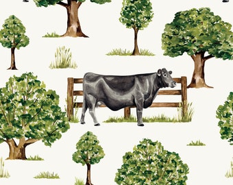 Puede incluir: Un patrón sin costuras que presenta vacas negras, árboles verdes y vallas marrones. Las vacas están de pie en un campo con hierba verde y árboles en el fondo. El patrón es perfecto para un diseño de granja o de temática rural.