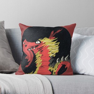 K&ouml;nnte beinhalten: Ein roter und gelber Drache vor schwarzem Hintergrund. Der Drache blickt nach links und hat seinen Mund ge&ouml;ffnet, wodurch seine Z&auml;hne sichtbar werden. Der Drache hat einen langen, spitzen Schwanz und scharfe Krallen.