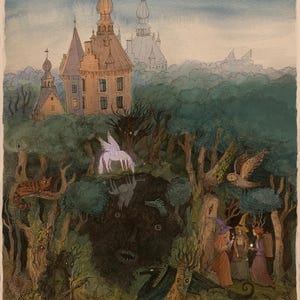 Op de afbeelding: Een gedetailleerde aquarelillustratie met een bosscène en een kasteel op de achtergrond. Een gevleugelde witte eenhoorn staat bij een donkere vijver, terwijl drie figuren met puntmutsen, een zwarte draak, een uil en een kat tussen de bomen staan.