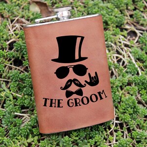 Fiole gravée pour cadeau pour garçons d’honneur, Fiole personnalisée pour homme, Fioles personnalisées Groomsmen, Fiole enveloppée de cuir Fiole d’honneur personnalisée