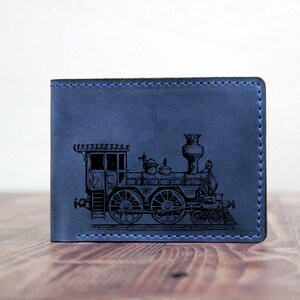 Treinbestuurder Cadeau. Gepersonaliseerde lederen portemonnee. Gegraveerde aangepaste tweevoudige portemonnee voorvak. Trein operator Gift. Cadeau voor spoorwegingenieur