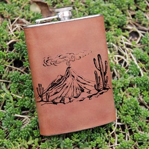 Mountain Hip Flask Personalizzato Regalo Uomo Whisky Bere Sposi Matrimonio Ragazzi Fidanzato Camping Outdoorsy Backpacking