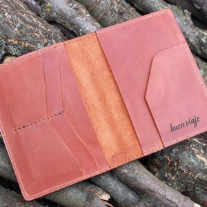 Paspoort cover, gepersonaliseerde lederen paspoorthouder, gemonogrammeerde paspoorthoes, aangepaste paspoorthoes, huwelijksreiscadeaus voor reizen