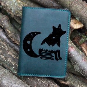 Funda de pasaporte de zorro y luna, funda de pasaporte de cuero personalizada, soporte de pasaporte personalizado, billetera de pasaporte grabada, cubierta de pasaporte plegable