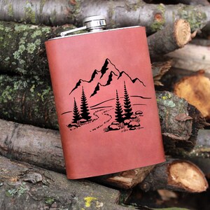 Fiaschetta in pelle Mountain Man, iniziali personalizzate, albero di legno rosso, pelle marrone, fiaschette da sposa, regalo per esterni