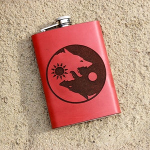YING YANG, fiaschetta da 9 once, WOLF, pelle personalizzata incisa, pelle da viaggio personalizzata 9 once, fiaschetta da viaggio, regalo per goth, regalo per il migliore amico