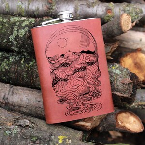 Matraz de naturaleza, Montañas Matraz de naturaleza Frasco de cuero envuelto Padrino de boda Regalo Matraz personalizado Acero grabado Montañas Matraz de boda