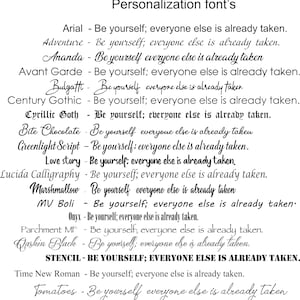 Puede incluir: Una lista de diferentes fuentes con la frase "S&eacute; t&uacute; mismo; todos los dem&aacute;s ya est&aacute;n cogidos." escrita en cada fuente. Las fuentes incluyen Arial, Adventure, Ananda, Avant Garde, Bulgatti, Century Gothic, Cyrillic Goth, Bite Chocolate, Greenlight Script, Love story, Lucida Calligraphy, Marshmallow, MV Boli, Onyx, Parchment MF, Qaskin Black, Stencil, Time New Roman y Tomatoes.