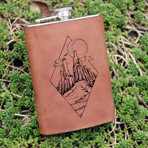 Matraz para padrinos de boda, Custom Groomsmen Flask, Groomsmen Gift, Groomsman Gift, Grabed Hip Flask, Custom Groomsman Flask for Groomsman