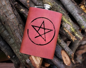 Sigillo di Baphomet Fiaschetta Anca Halloween Regalo Capra Cornuta Diavolo Goth Teschio Decor Satanico Goth Pelle personalizzata Monogramma personalizzato 9 oz Fiaschetta