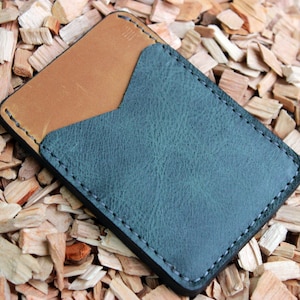 Soporte de tarjeta de cuero personalizado, cartera grabada delgada hecha a mano, bolsillo delantero minimalista para hombres