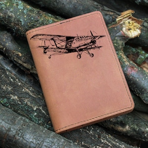 housse de passeport d’avion vintage, portefeuille de passeport double personnalisé avec fentes pour carte, avion gravé, cadeau personnalisé pour lui 2023