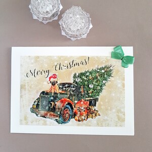 Vintage Merry Christmas-kaart, hond met groene boom in auto illustratie, grappige kerstgroet, originele cadeaubon, honden Kerstmis