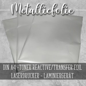 Könnte beinhalten: Drei Blätter silberne Metallicfolie, beschriftet mit "DIN A4 - TONER REACTIVE/TRANSFER FOIL LASERDRUCKER - LAMINIERGÄRÄT".