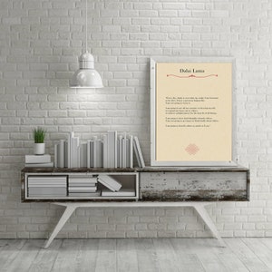 Pu&ograve; includere: Una stampa incorniciata beige con una citazione del Dalai Lama. La citazione recita: "Ogni giorno, al risveglio, pensa: oggi sono fortunato di essere vivo, ho una preziosa vita umana, non la sprecher&ograve;. User&ograve; tutte le mie energie per svilupparmi, per aprire il mio cuore agli altri; per raggiungere l'illuminazione a beneficio di tutti gli esseri. Non avr&ograve; pensieri di rabbia verso gli altri. Non rinuncer&ograve; alla mia compassione per gli altri. Far&ograve; del bene agli altri quanto posso."